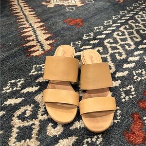 MADEWELL 
The Kiera Mule Sandal - Beige